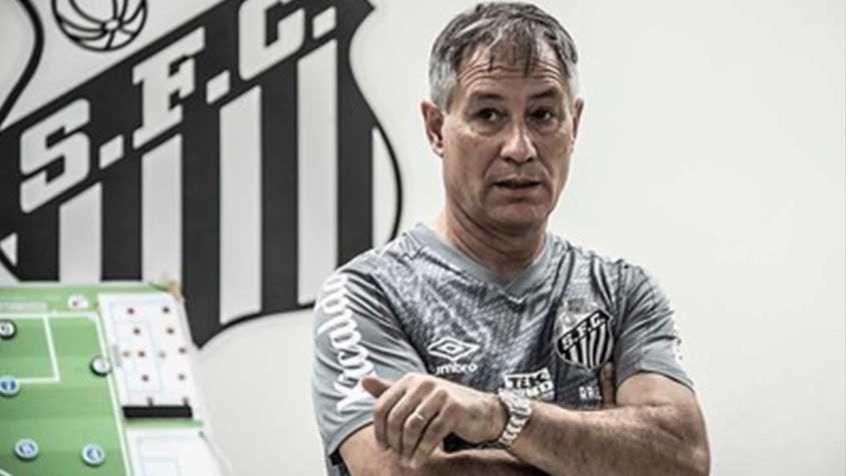 O professor Ariel Holan busca a glória com o Santos
