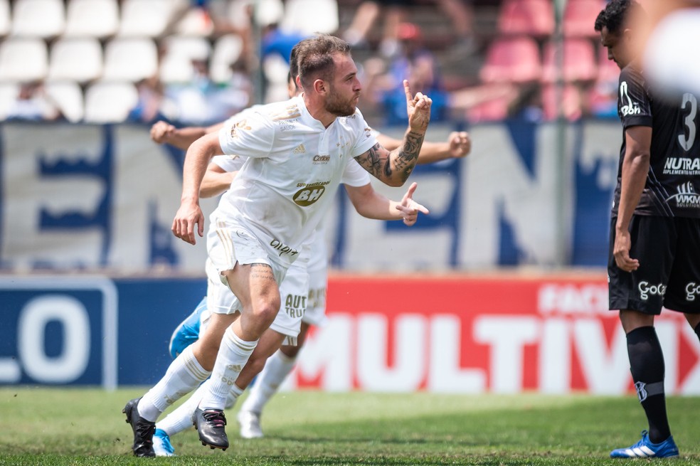 Com golaço de Bruno José, Cruzeiro vence Ponte e se afasta do Z4