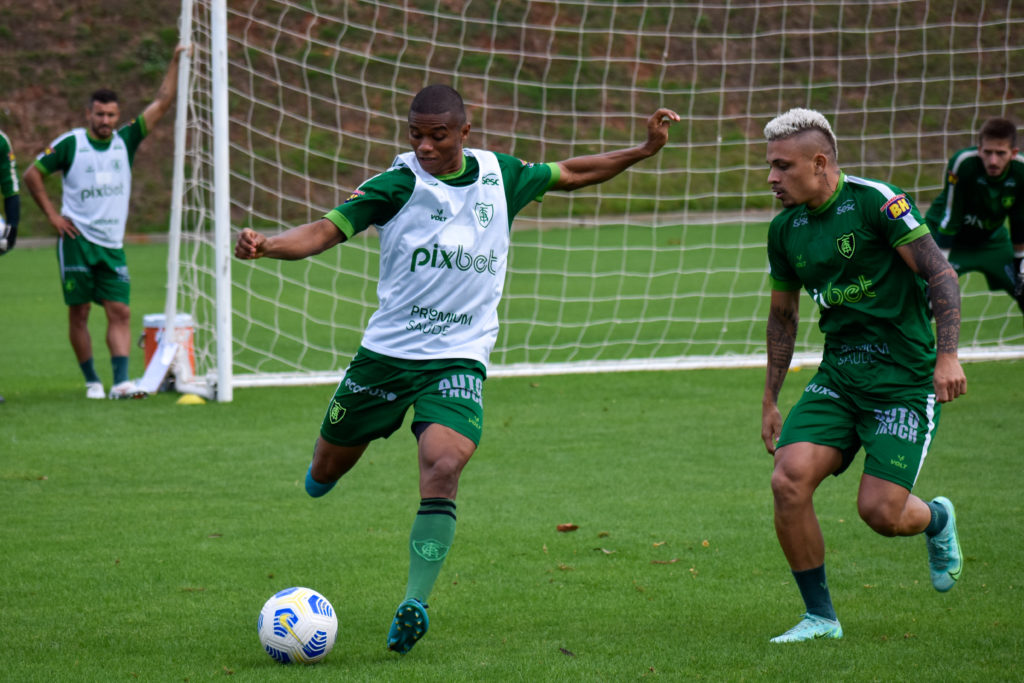 América-MG faz último treino sem Marquinhos Santos