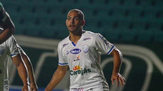 Técnico Mozart comenta sobre estreia de Clayton pelo CSA