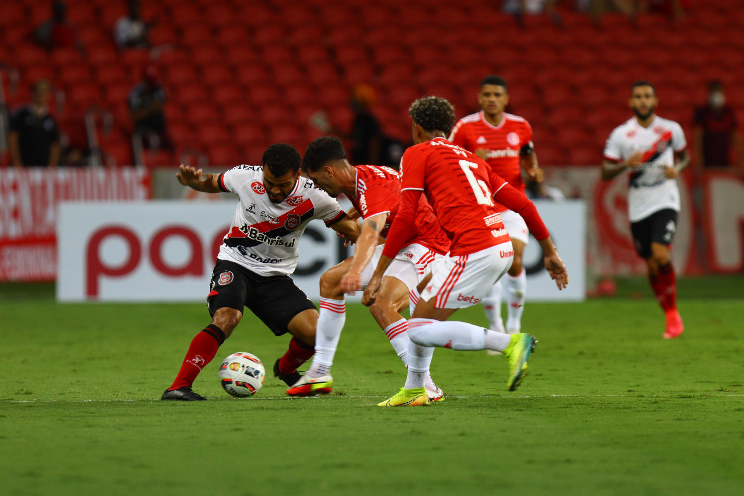 Internacional empata com Brasil de Pelotas e ouve vaias