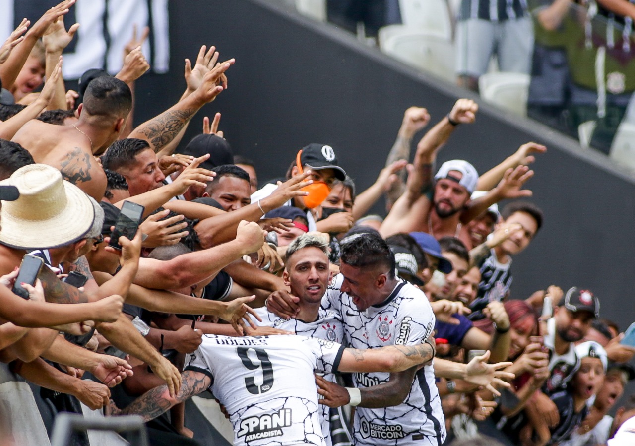 Corinthians vence o Bragantino e segue isolado da liderança do grupo A
