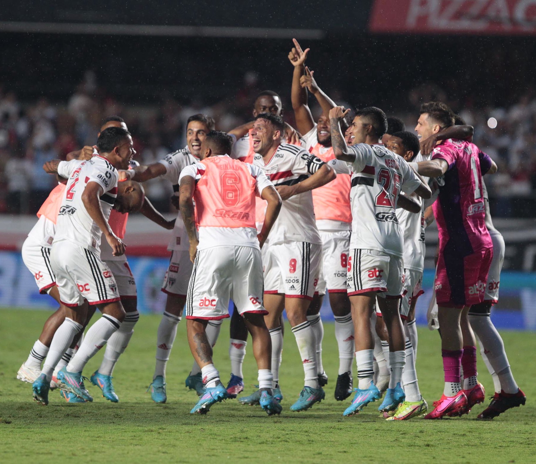 São Paulo vence o Majestoso e está na final do Paulistão