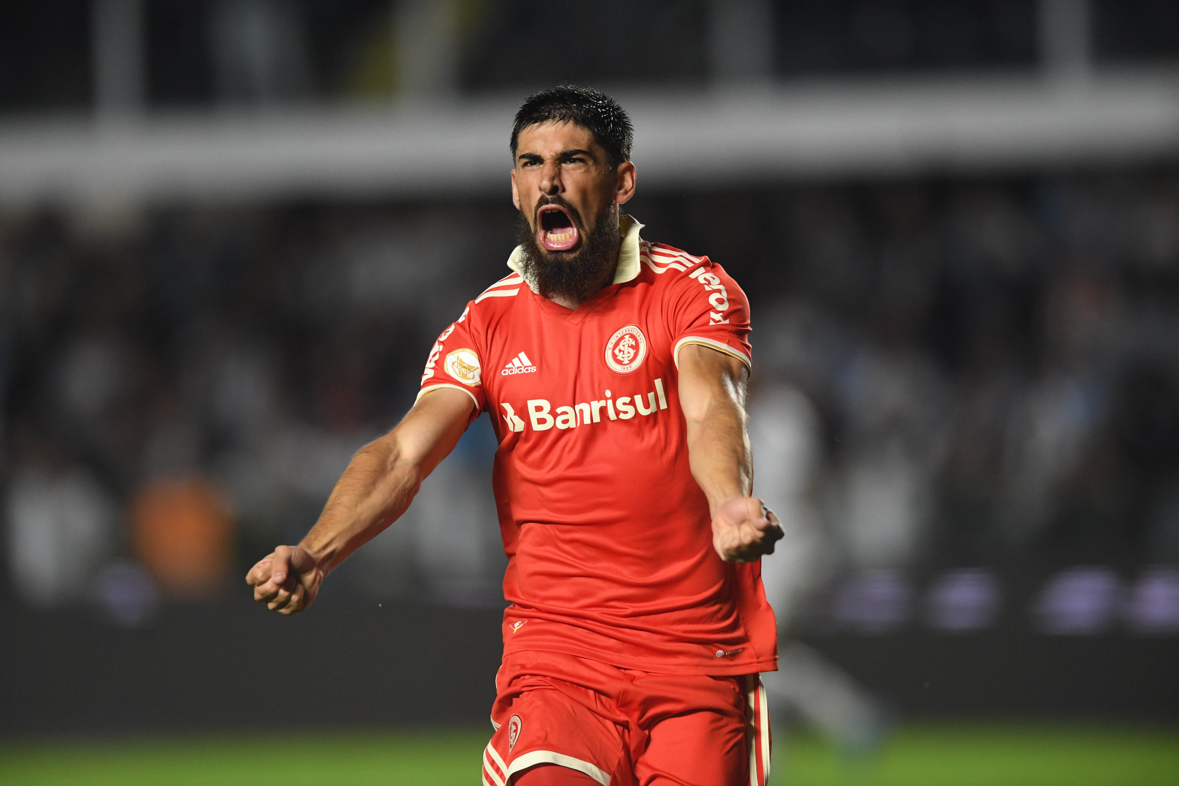 Santos e Internacional empatam na Vila com polêmica