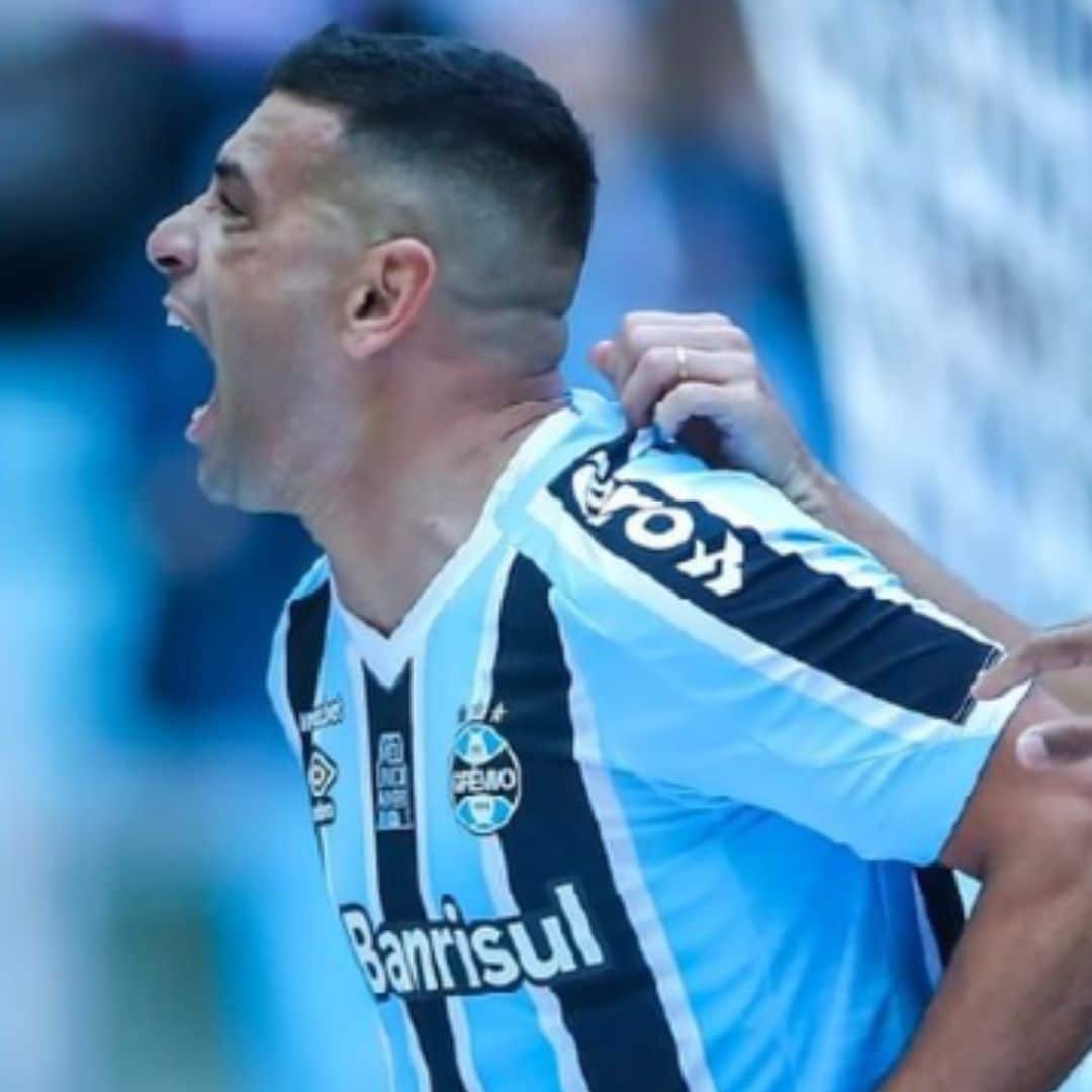 Diego Souza resolve para Grêmio que vence Sampaio Corrêa e entra no G4