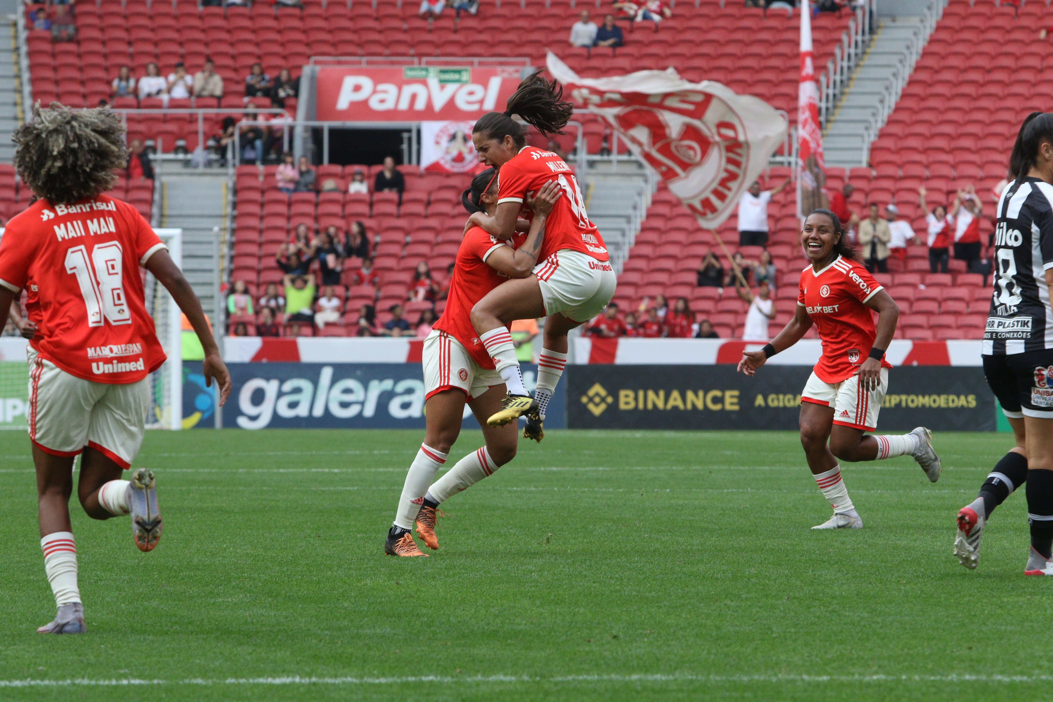 Internacional faz jogo de campeão e vence Santos com uma a menos no Brasileirão Feminino