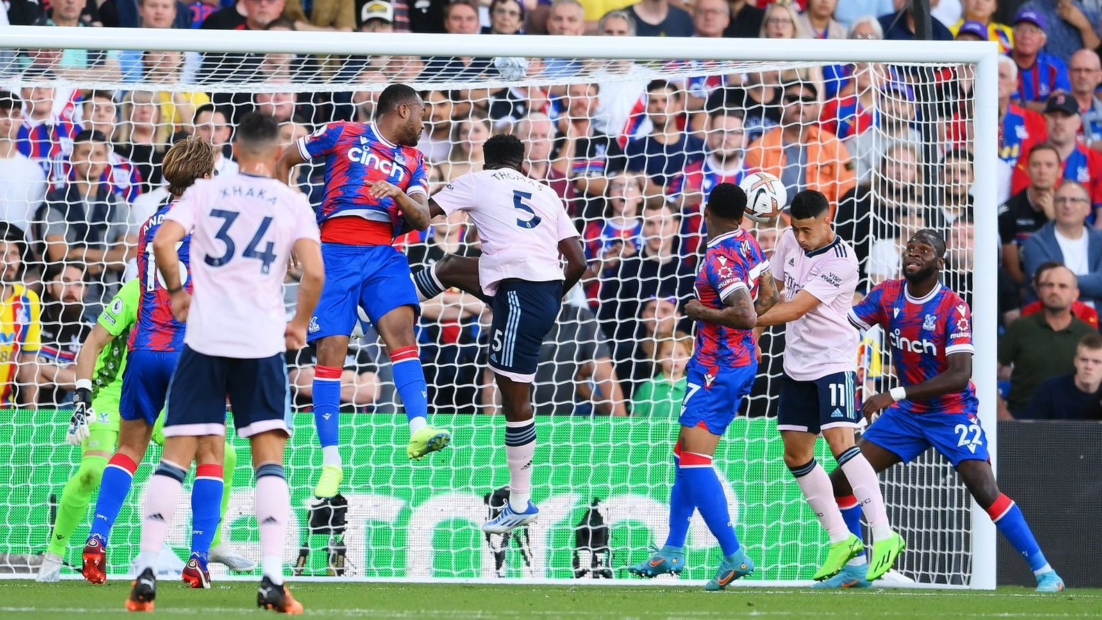 Arsenal vence Palace fora de casa com gol brasileiro