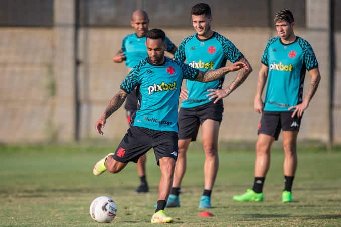 Nenê e Alex Teixeira têm contratos no fim e futuro incerto