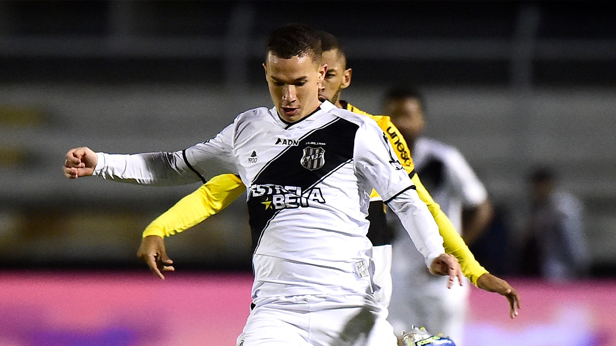 América-MG contrata volante com passagem pela Seleção Brasileira