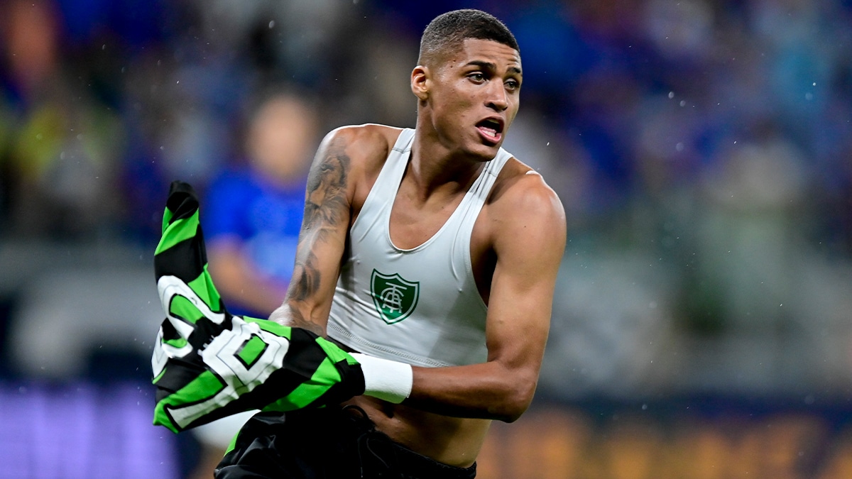 América-MG consegue feito histórico diante do Cruzeiro, e atacante provoca o rival