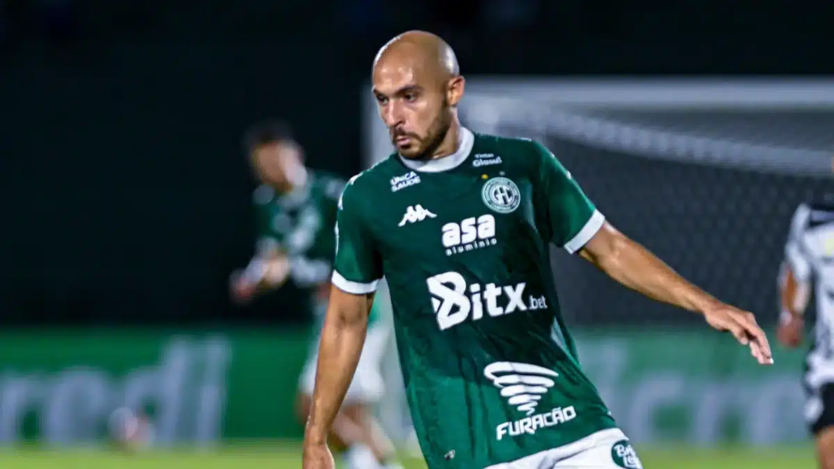 Vai jogar no rival! Régis deixa Guarani e fecha com equipe da Série B