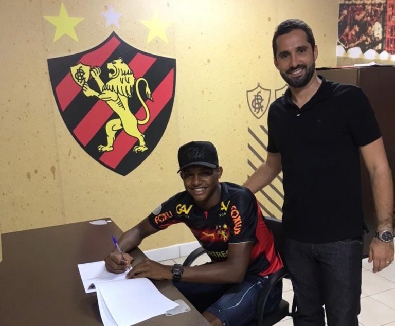 Weverson assina seu primeiro contrato profissional