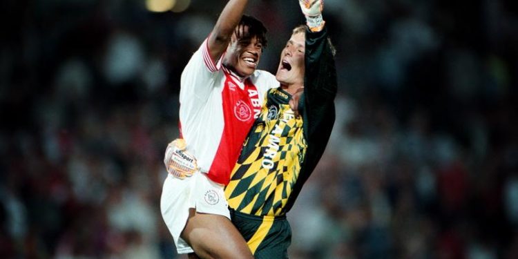 Davids celebra com Edwin van der Saar nos áureos tempos de Ajax. Reprodução: 90s Football