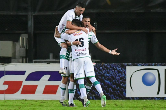 Ramiro Quintana comemora com seus companheiros o gol da vitória do Colonia