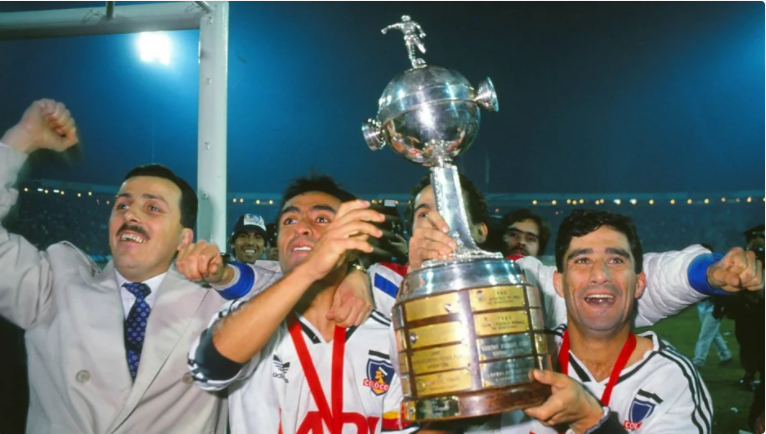 Colo-Colo ergue a Taça da Libertadores