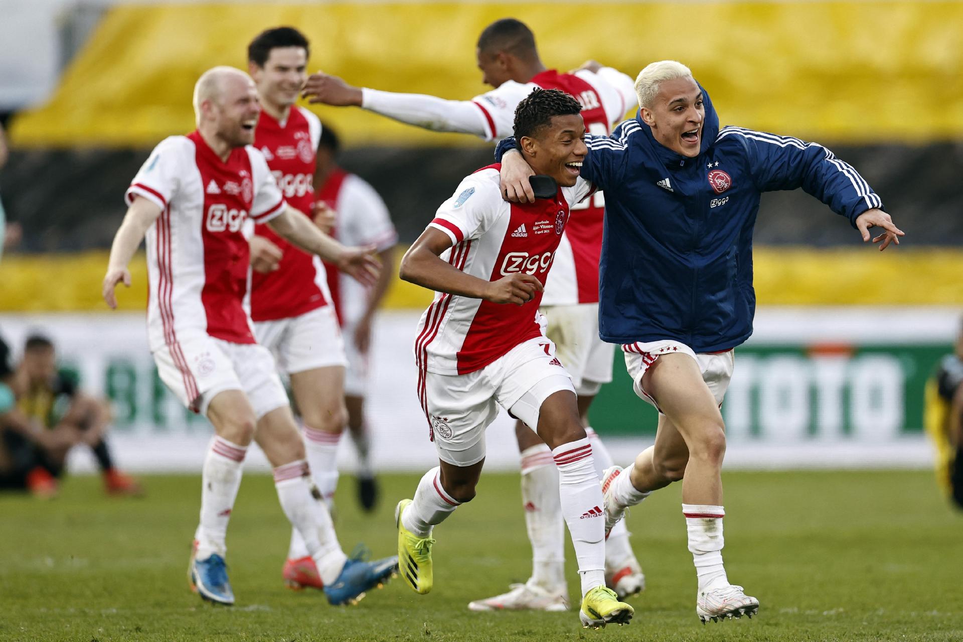 Ajax bate Vitesse com gol aos 91 e conquista a copa KNVB