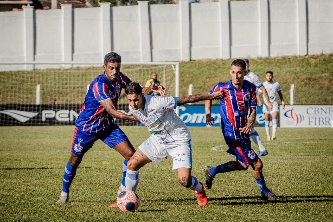 Diogo Sodré marca no último lance do jogo e livra equipe do CRAC de rebaixamento no Campeonato Goiano