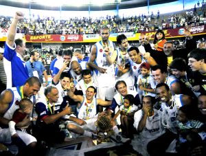 O UniCEUB/BRB/Brasília levou a taça de campeão do NBB 3 (Foto: Reprodução/Cadu Gomes)
