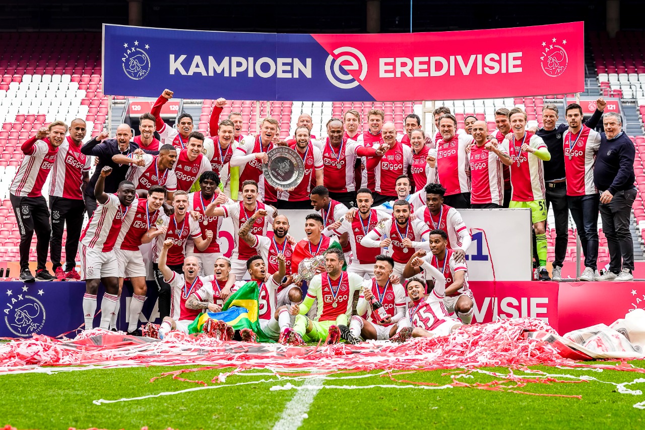 Ajax comemorando o título da Liga Holandesa 20/2021. (Foto: Divulgação/Ajax)