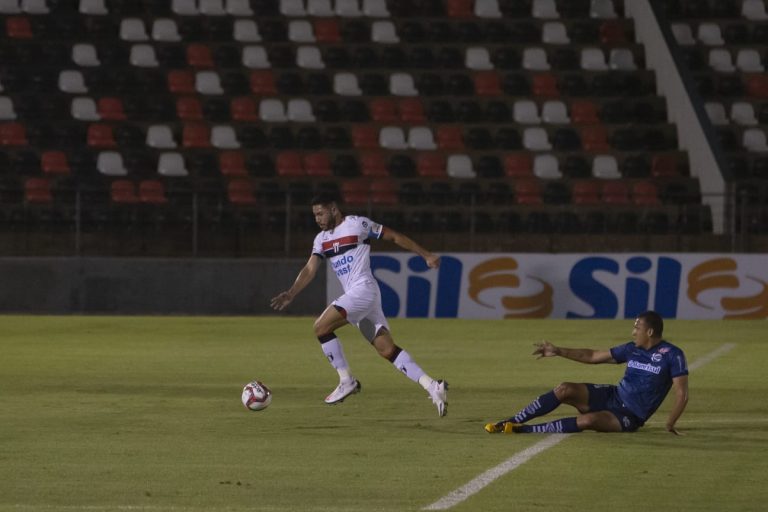 Neto Pessoa marca e Botafogo-SP vence na estreia do Brasileiro