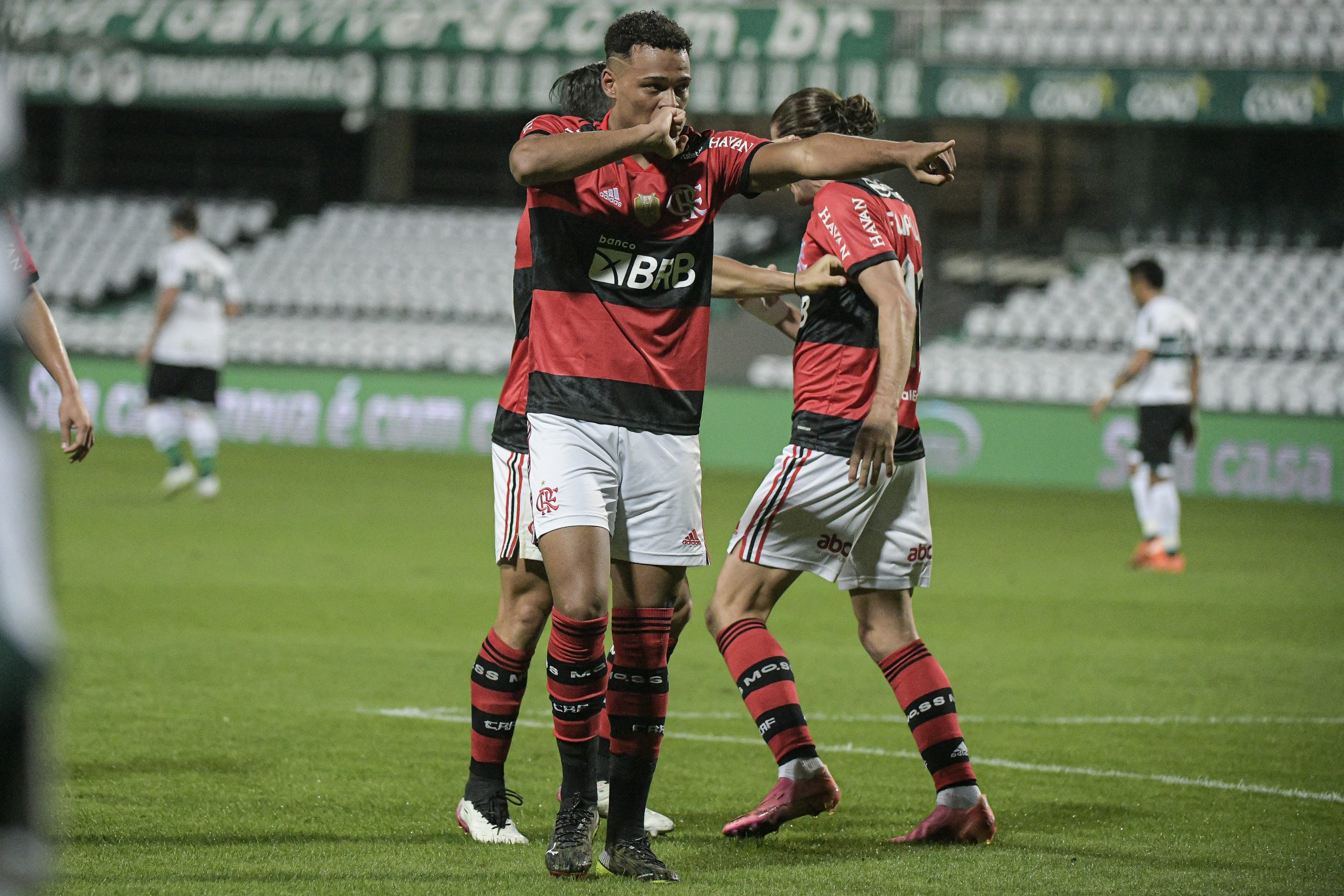 Com gol de Rodrigo Muniz, Flamengo vence Coritiba pela Copa do Brasil