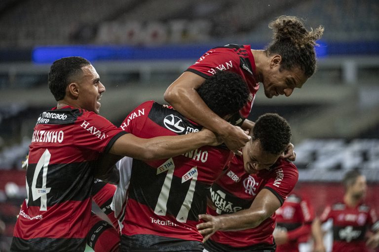 Flamengo vence Coritiba e se classifica para oitavas da Copa do Brasil