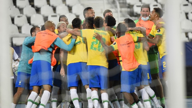 Brasil vence a Colômbia no apagar das luzes pela Copa América