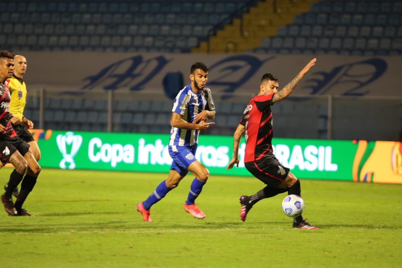 Avaí e Athletico-PR empatam no jogo de ida pela Copa do Brasil