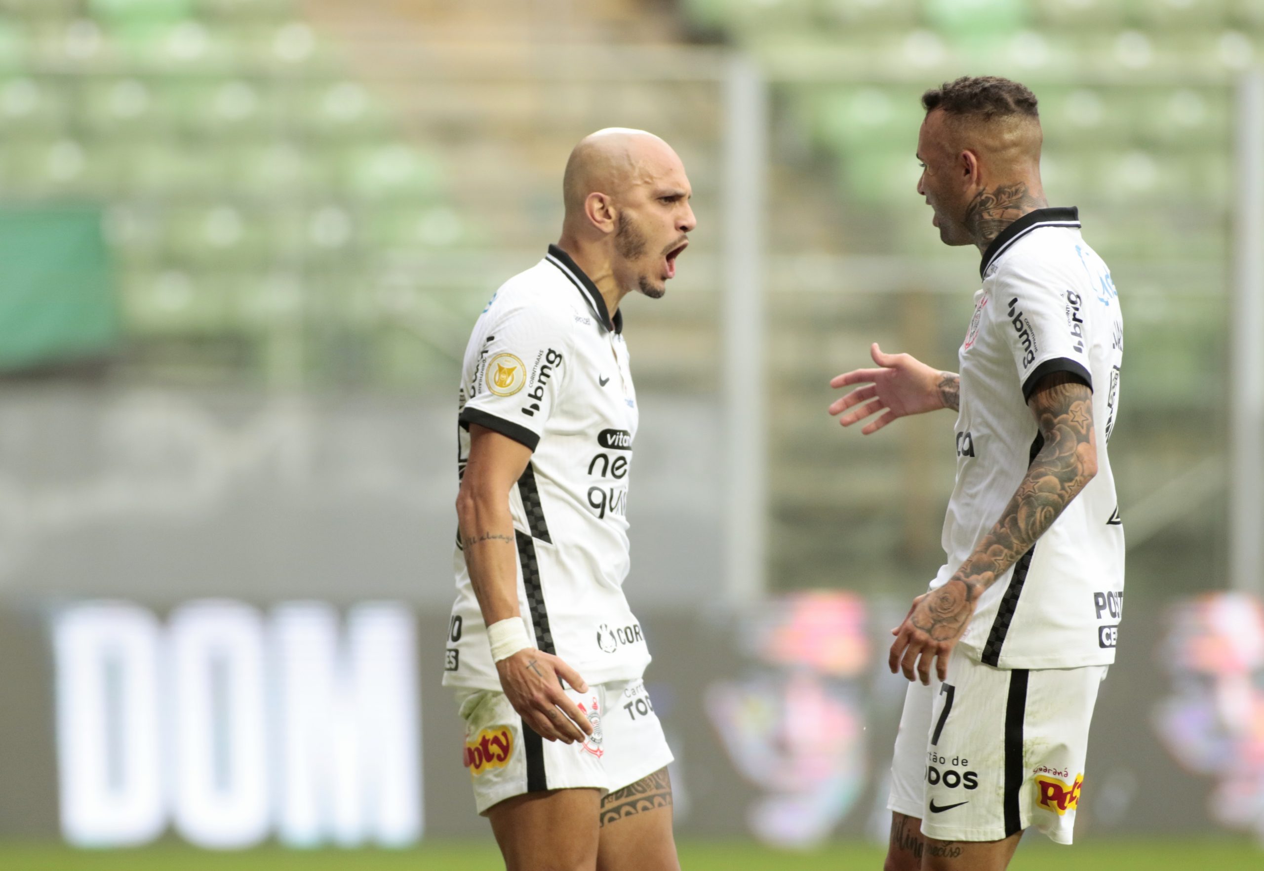 Com gol de pênalti, Corinthians vence o América-MG e fatura a primeira vitória no Brasileirão