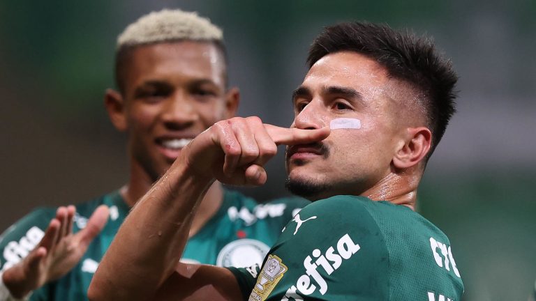 Palmeiras vence o Santos e se isola na liderança