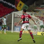 Com golaço de Michael, Flamengo vence a Chapecoense de virada
