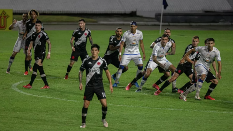 Vasco empata com CSA fora de casa em campo alagado