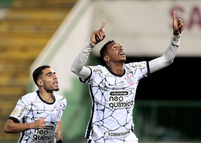 Corinthians vence a Chapecoense e garante os três pontos