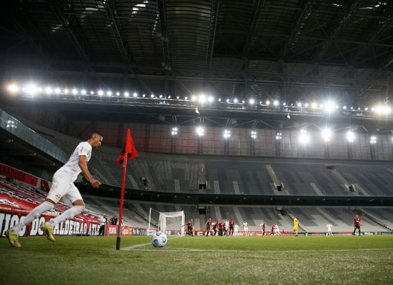 Athletico-PR e RB Bragantino empatam em partida quente do Brasileirão