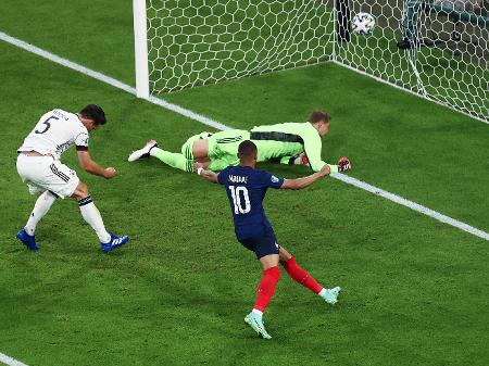 Mbappé comemora e Hummels lamenta o gol contra marcado pelo zagueiro (Foto destaque: Reprodução/UOL ESPORTE)