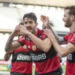 Embalado, Flamengo vence Corinthians na Neo Química Arena