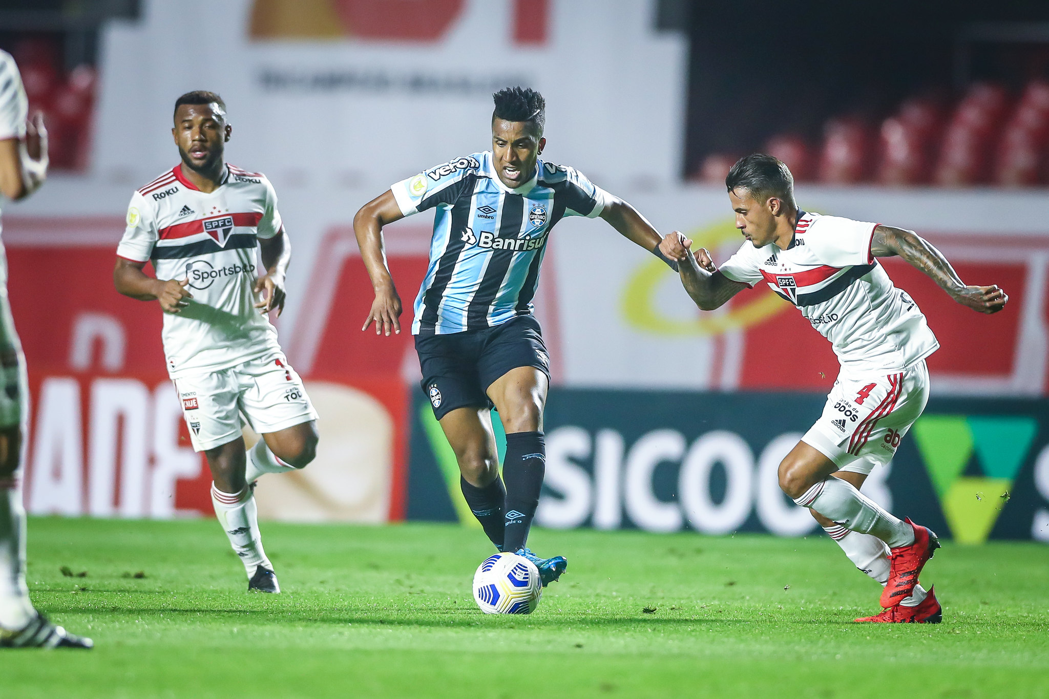 Flamengo domina e vence Sport, no Raulino de Oliveira ...
