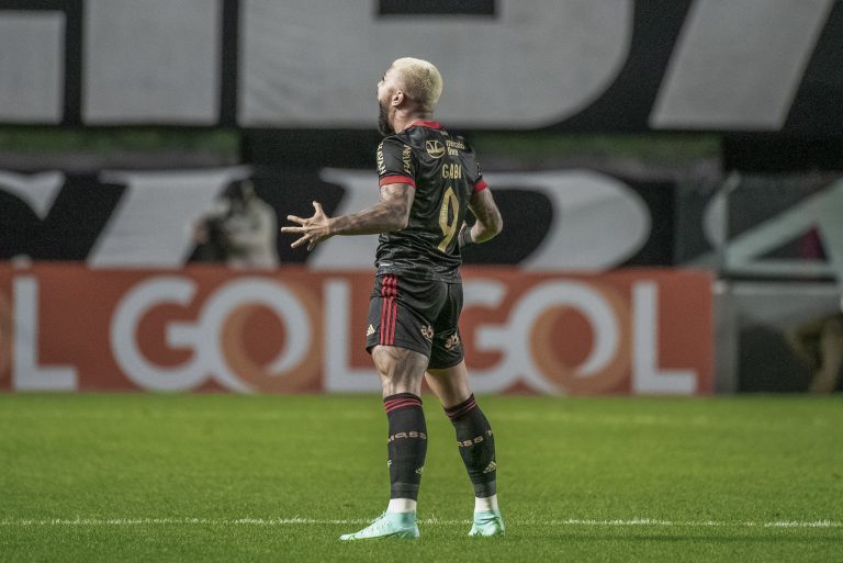 Com hat-trick de Gabigol, Flamengo goleia Santos na Vila Belmiro