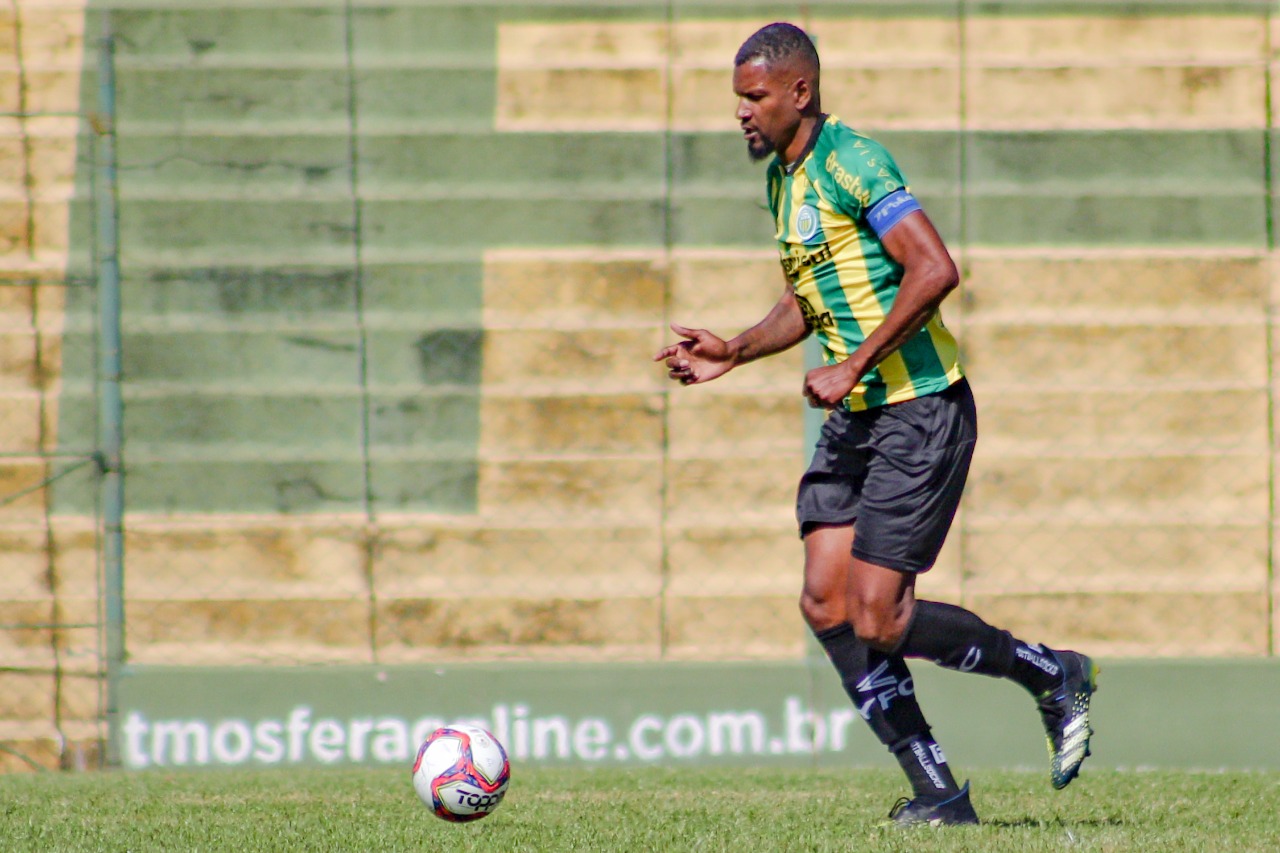 Faixa de Capitão, gols, titularidade e liderança, Léo Kanu, zagueiro do Ypiranga, vive o seu melhor momento na defesa Canarinho