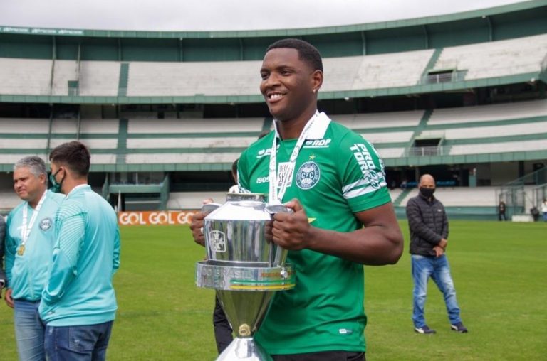 Após cirurgia, Pedro Mendes inicia recuperação no Coritiba visando a Copinha: ‘Vou estar 100%’