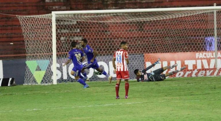 Thiago brilha, Cruzeiro vence e afunda Náutico na crise