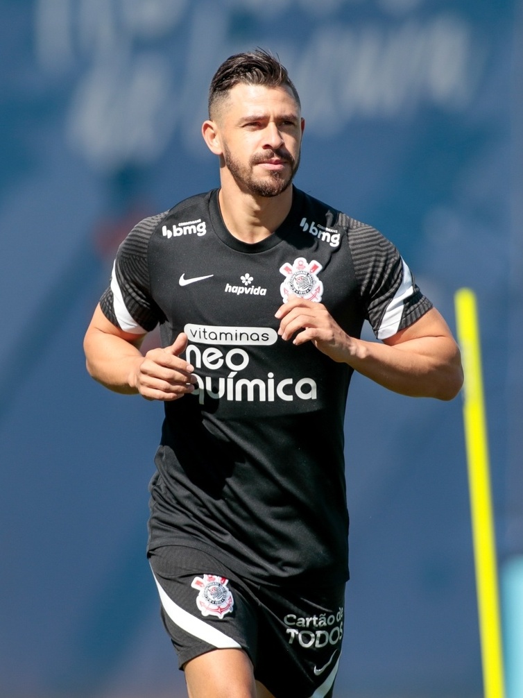 Como foi a estreia do meia Giuliano no Corinthians?