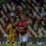 Com dois de Bruno Henrique, Flamengo vence Barcelona na semifinal da Libertadores