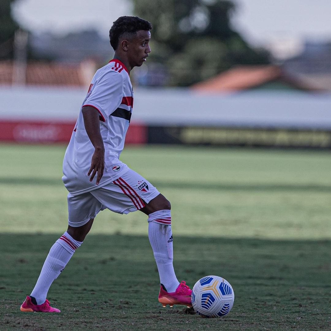 Destaque no Sub-17, Newertton assina contrato profissional com Tricolor