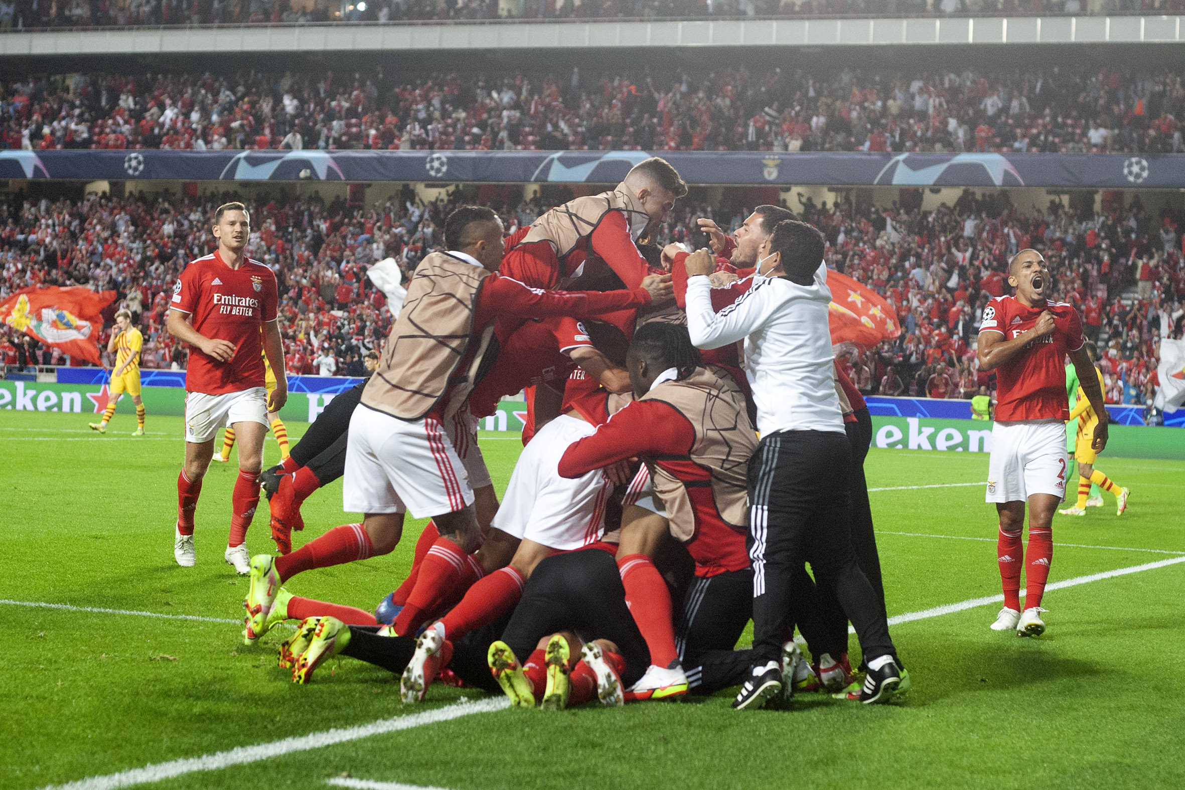 Em casa, Benfica conquista triunfo histórico contra Barcelona
