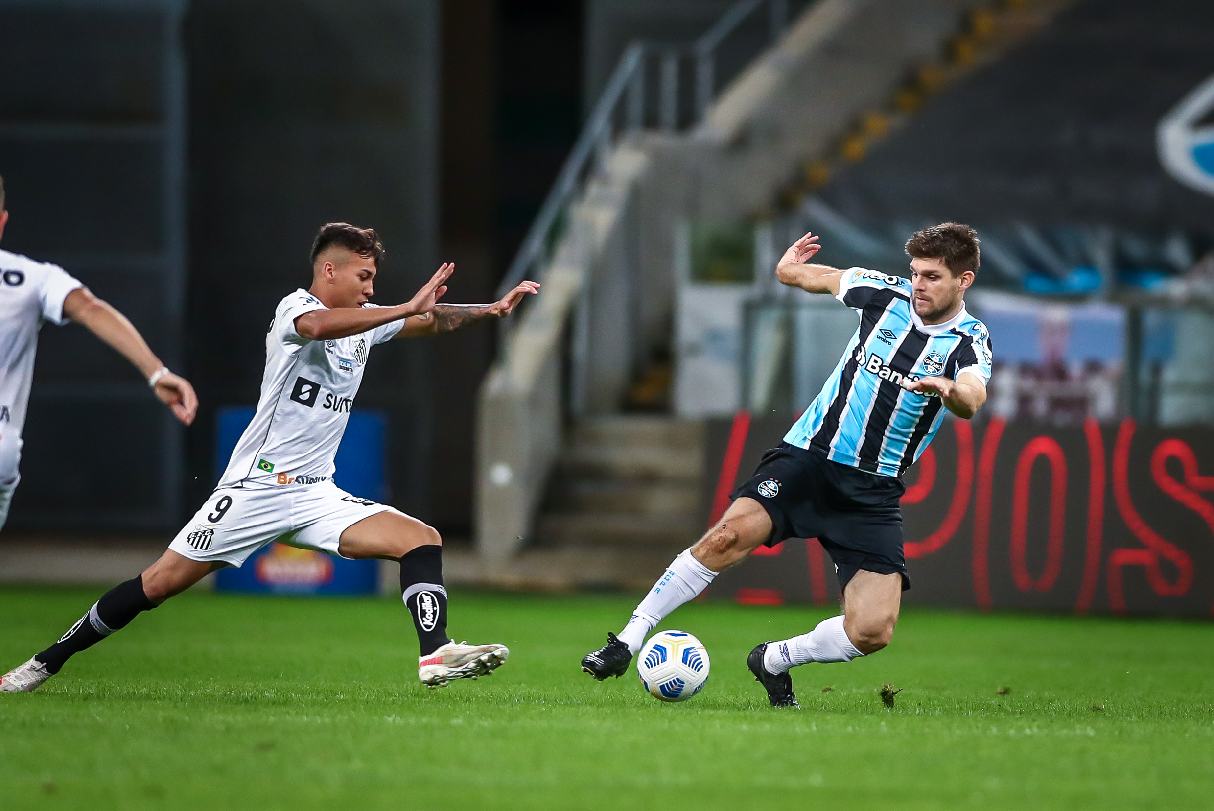 Com gol nos acréscimos, Santos vence Grêmio na Vila
