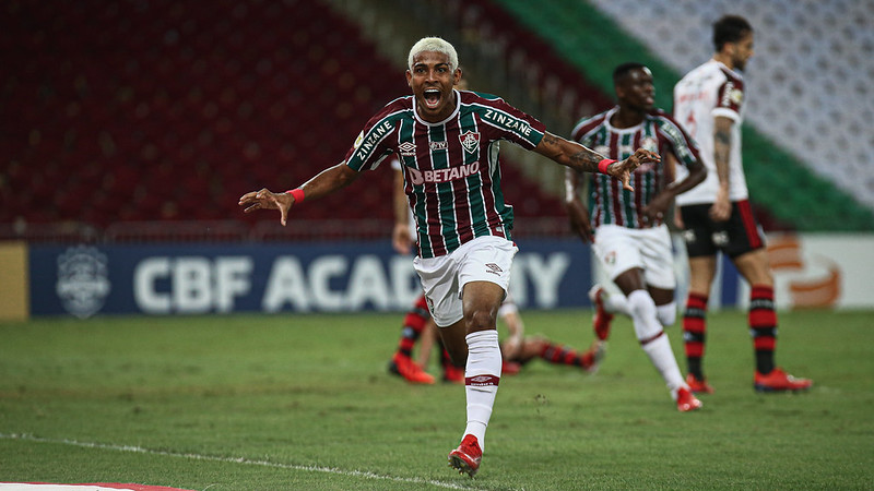 Em noite de gala de John Kennedy, Fluminense vence Flamengo no Maracanã