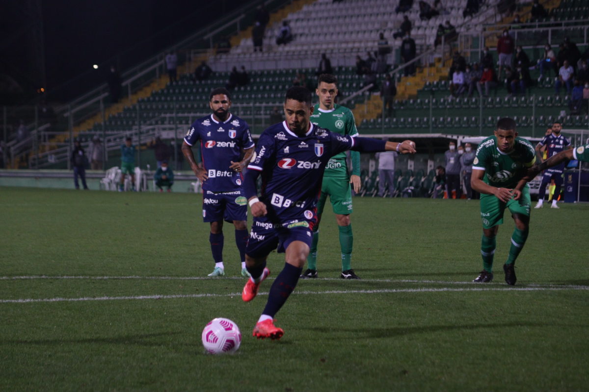 Fortaleza bate Chapecoense com pênalti polêmico dado pelo VAR