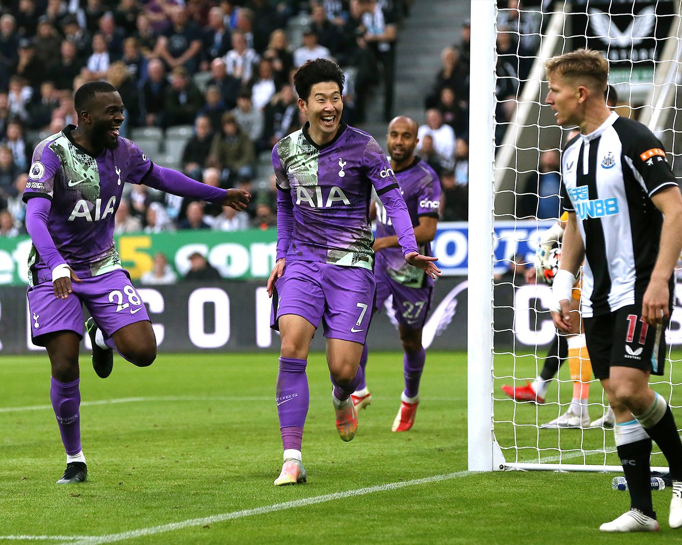 Tottenham vira sobre o Newcastle, em partida paralisada para socorrer torcedor