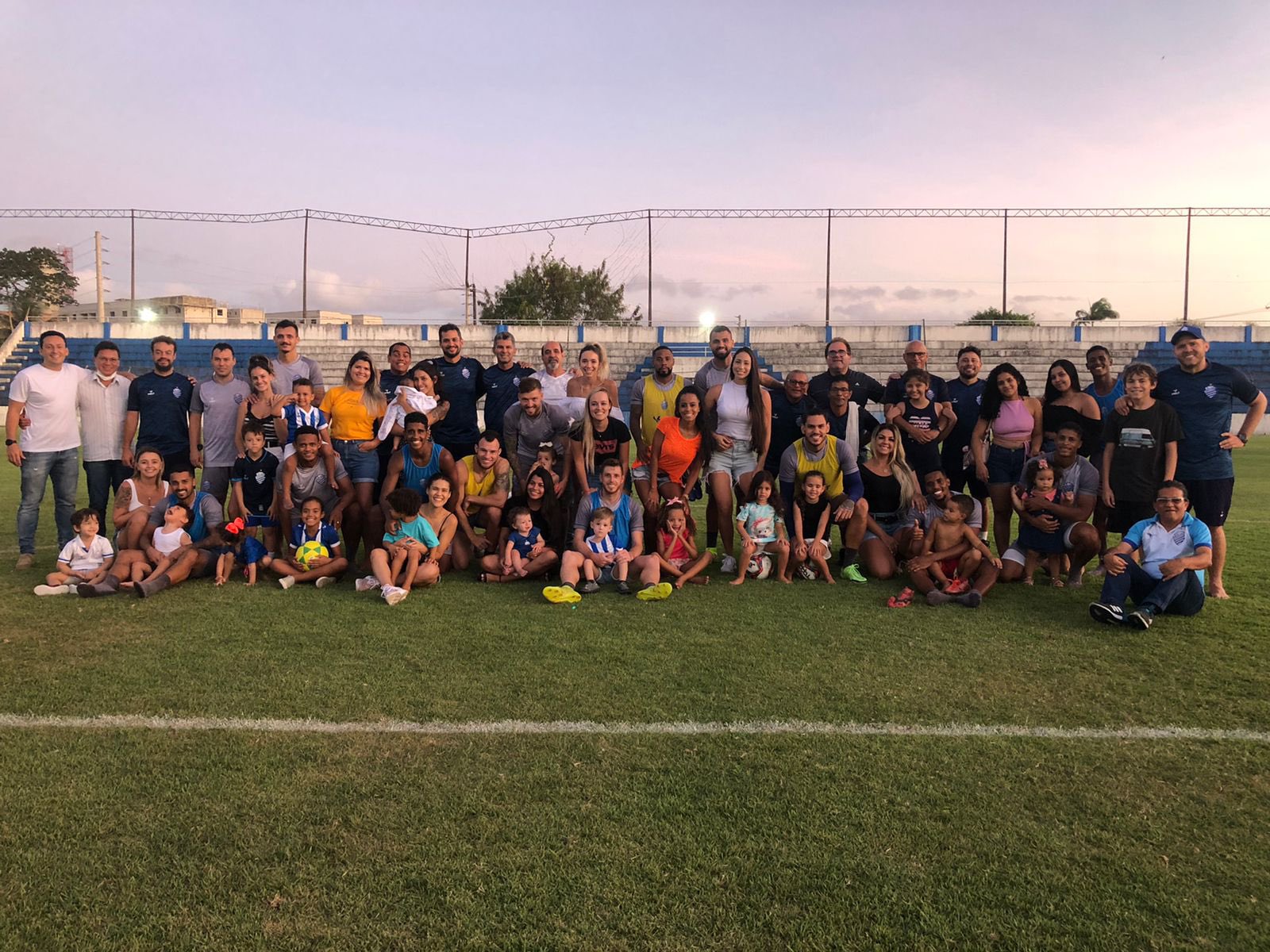 Jogadores e comissão técnica do CSA recebem visitas no CT